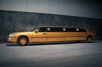 Lincoln Town Car limousine goud buitenkant-min