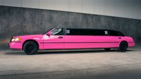 Lincoln Town Car limousine roze buitenkant-min