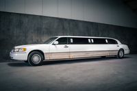 Lincoln Town Car limousine wit spiegelrand buitenkant-min